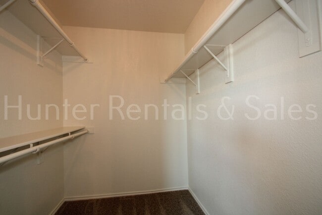 Building Photo - Spacious!