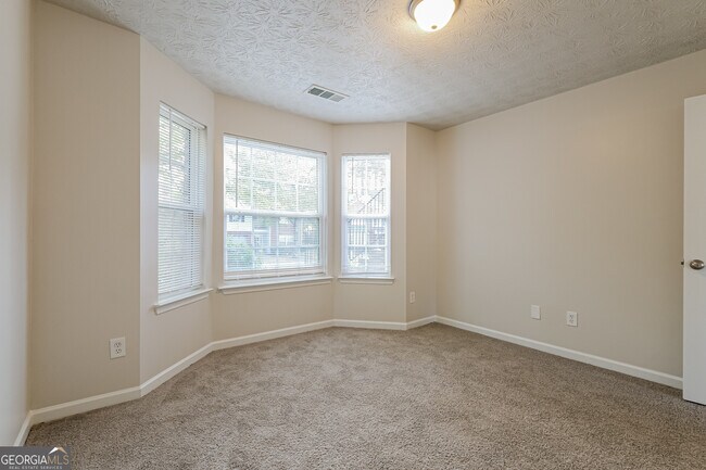 Building Photo - 2000 Redwood Trace