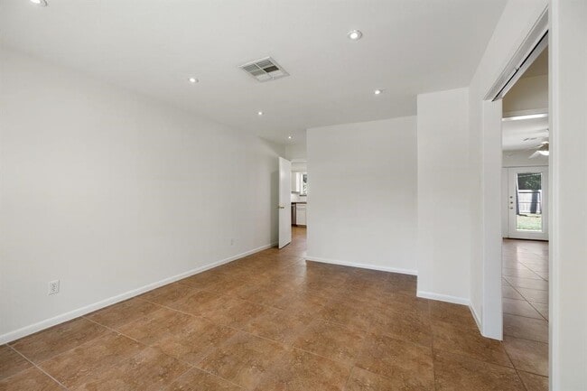 Building Photo - 10214 Londonderry Dr