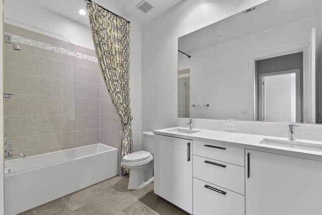 Building Photo - Stunning high rise unit in the affluent River Oaks District!