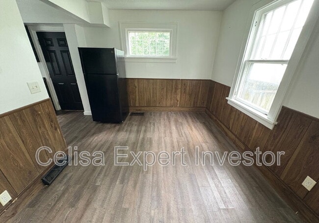 Building Photo - 2121 Riedmiller Ave