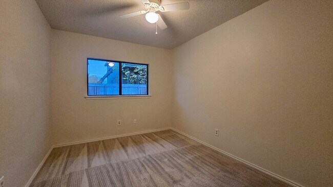 Building Photo - Woodlake Park Spacious move in Ready home over 2100 square feet.