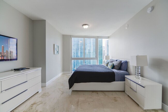 Building Photo - 485 Brickell Ave