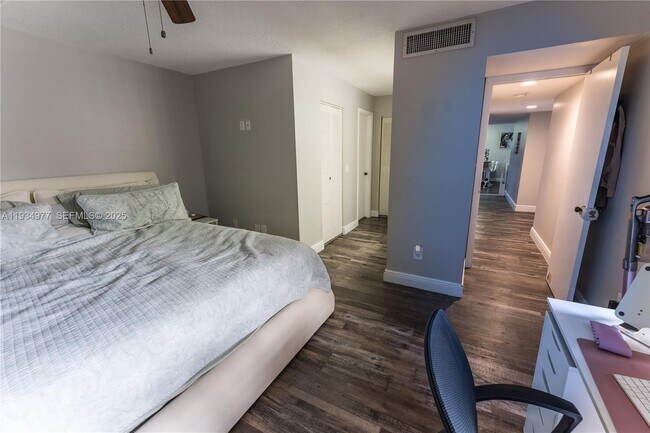 Building Photo - 8810 SW 132nd Pl