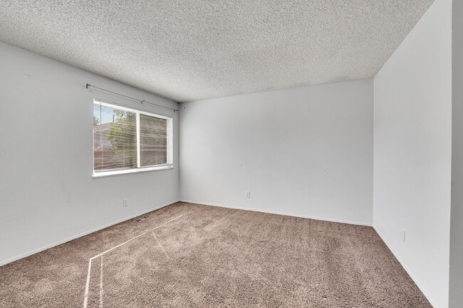 Building Photo - $2,200 - 3 Bed 3 Bath Home with 2 Primary ...