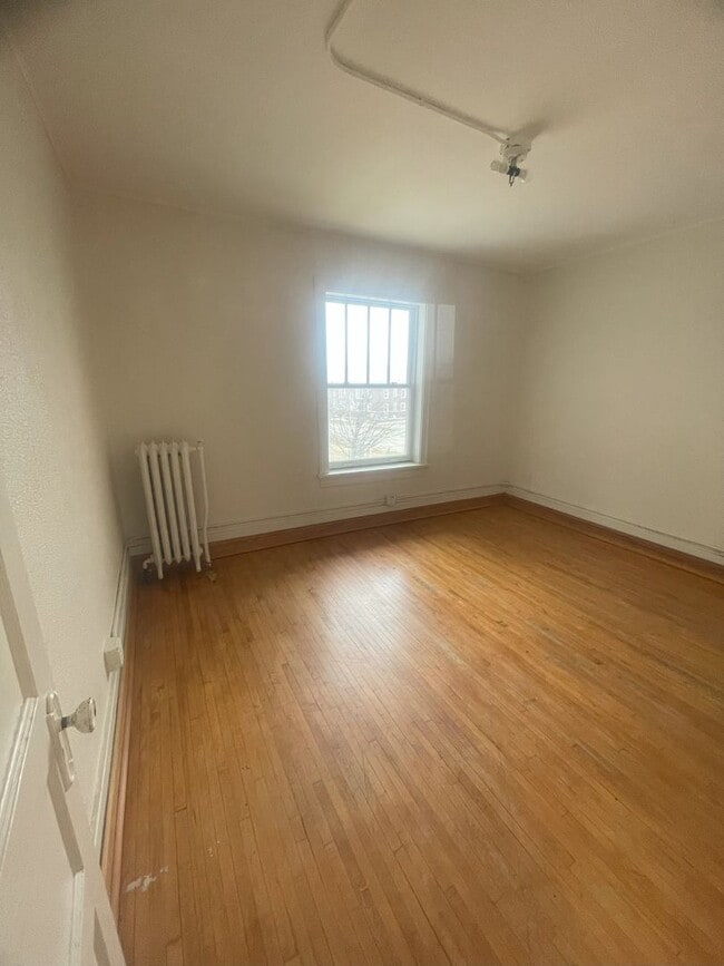 Building Photo - 811 W 4th St