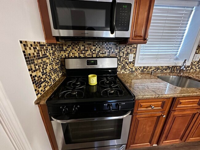 Building Photo - 171 Clifford St