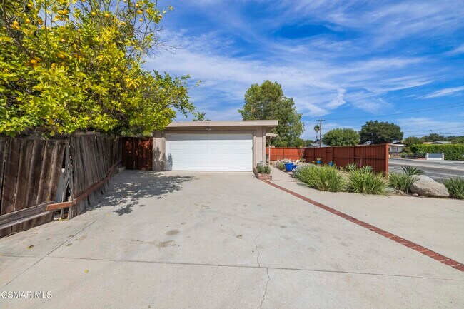 Building Photo - 865 W Hillcrest Dr