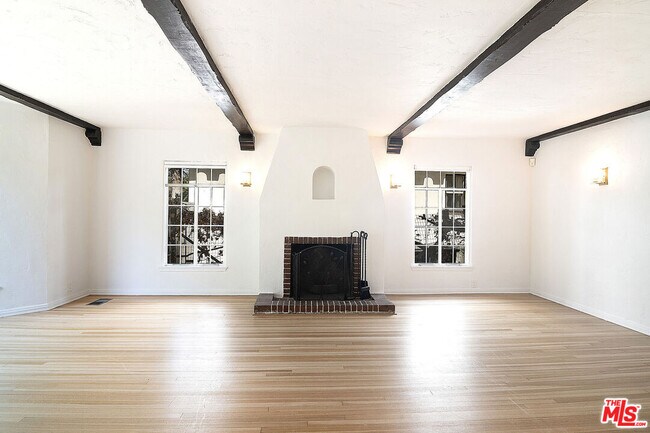 Building Photo - 342 N Orange Dr