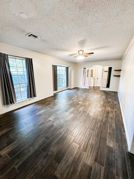 Building Photo - 1118 NW Becontree Dr