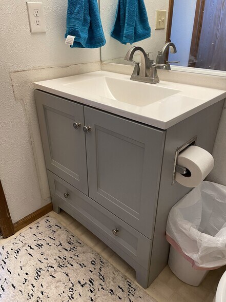 Bathroom - 1760 S Ammons St