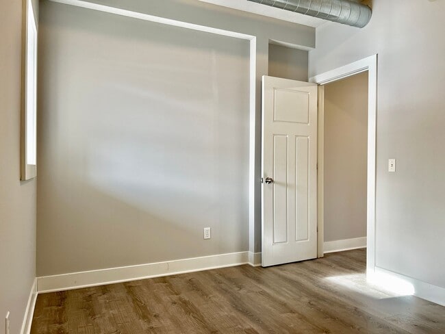 Building Photo - 933 E Front St