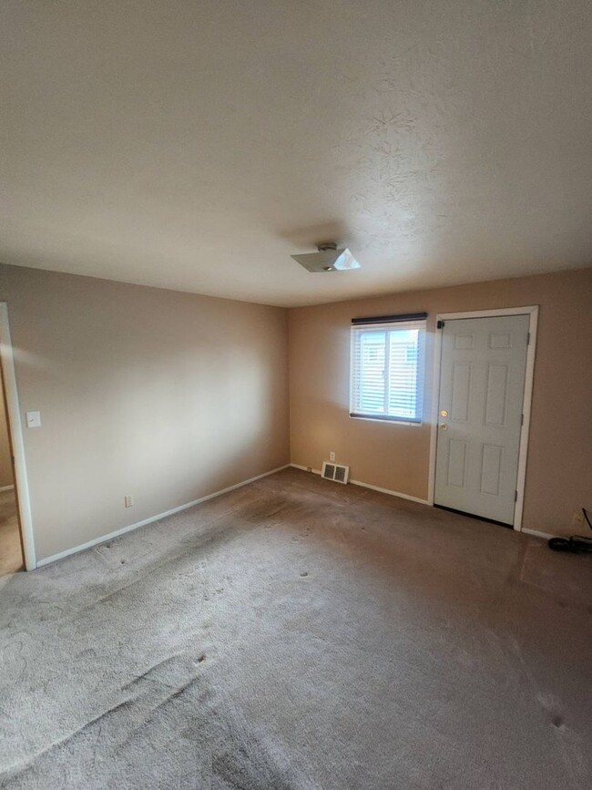 Building Photo - Charming 2-Bedroom Property in Prime Location