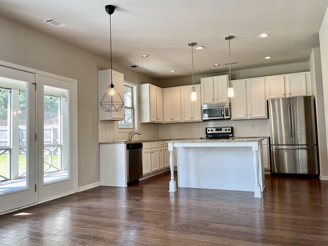 Building Photo - 7531 Silk Tree Pointe