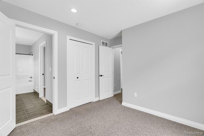 Building Photo - 171 Jotham Ave