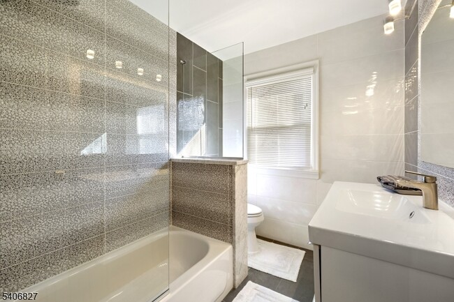 Building Photo - 23 Victor Ave