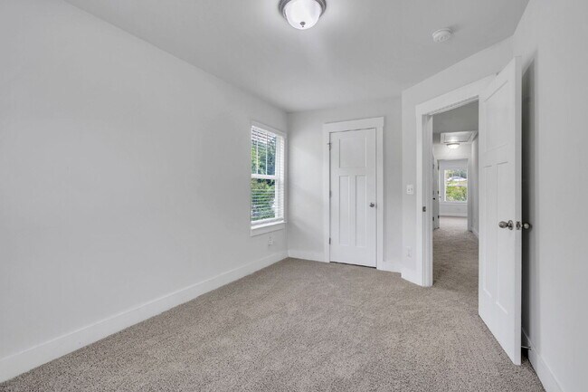 Building Photo - Stylish 3BR/2.5BA END-UNIT Townhome with Garage in Camelot Townes! $1,650/mo rent