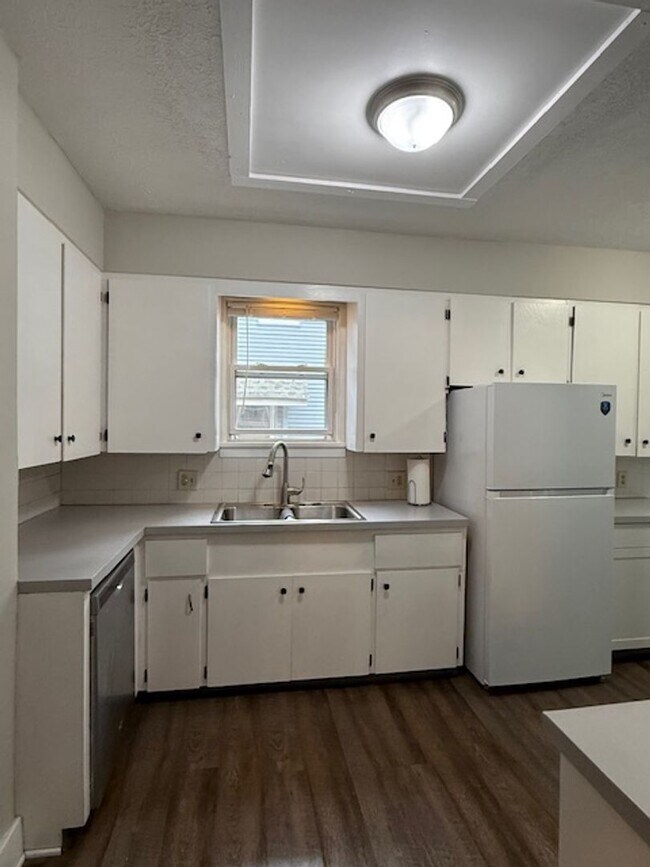 Building Photo - Large 3 Bedroom home with 2 car garage