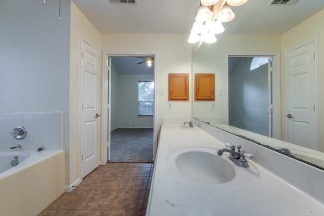 Building Photo - 17143 Summer Hollow Dr