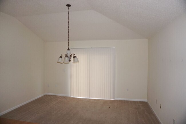 Building Photo - 4 Bedroom 2 Bath Brick and Stucco in desirable Silver Creek