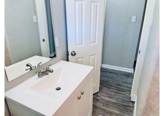 Building Photo - 4914 Kelso St