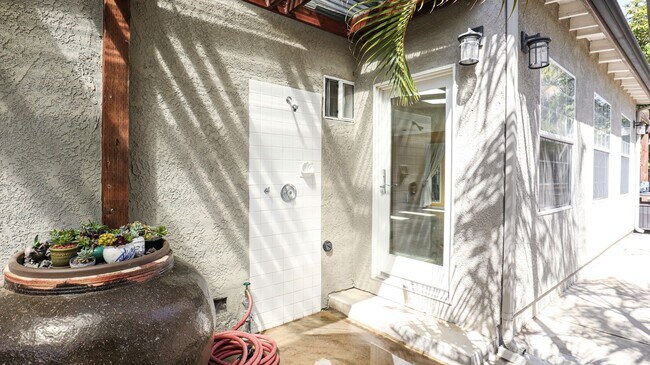 Building Photo - Beautifully Remodeled 3 Bed, 2 Bath Home i...