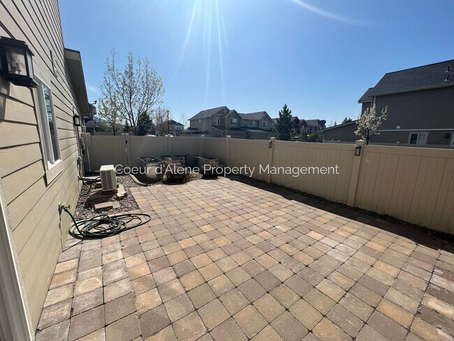 Building Photo - 3 bed, 2.5 bath townhouse in CDA Place!