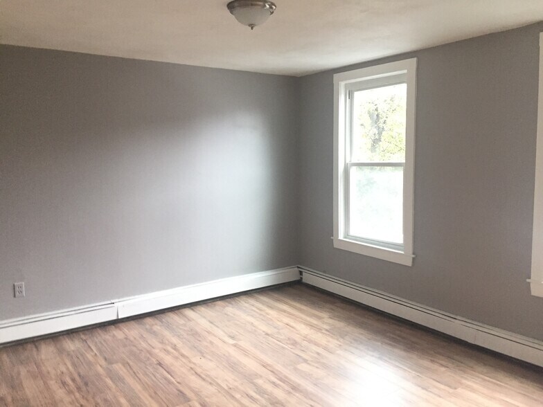 Building Photo - 33 Poplar St