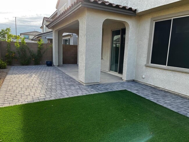 Building Photo - 1355 W Crane Dr