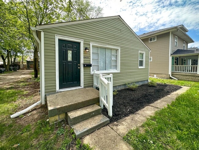 Building Photo - 2833 E Vermont St