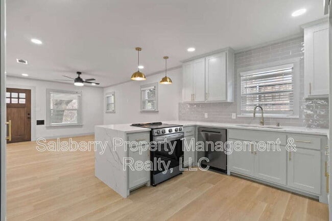 Building Photo - 2105 Tremont Ave