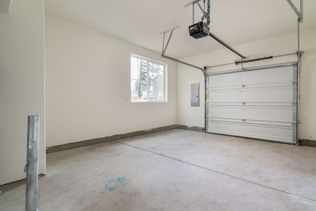 Building Photo - Super clean & spacious 4-bdrm/3-bath townhome in NE—Attached garage, great location