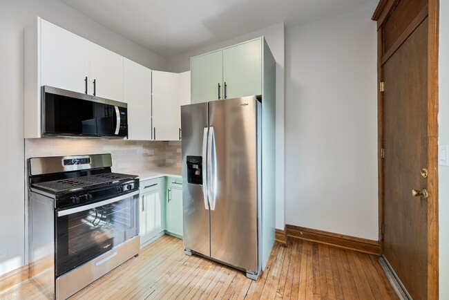 Building Photo - Renovated Logan Square 3 Bedroom - Available March 15th!