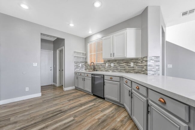 Building Photo - Stylish Hillside Townhome with Scenic Views in Gated Henderson Community!