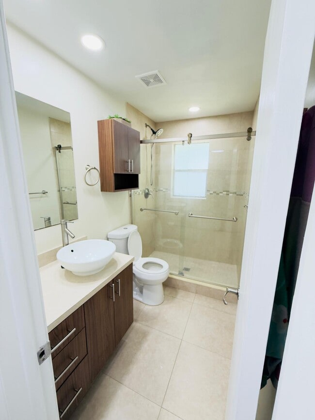 Building Photo - 5545 N Lakewood Cir