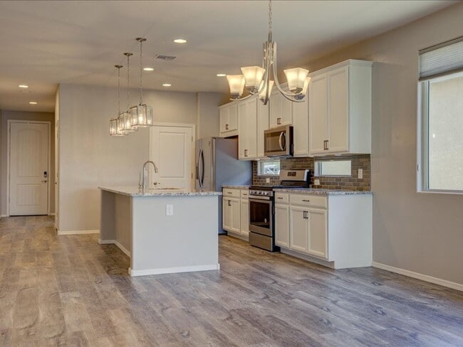 Building Photo - 3 Bedroom 2 Bathroom