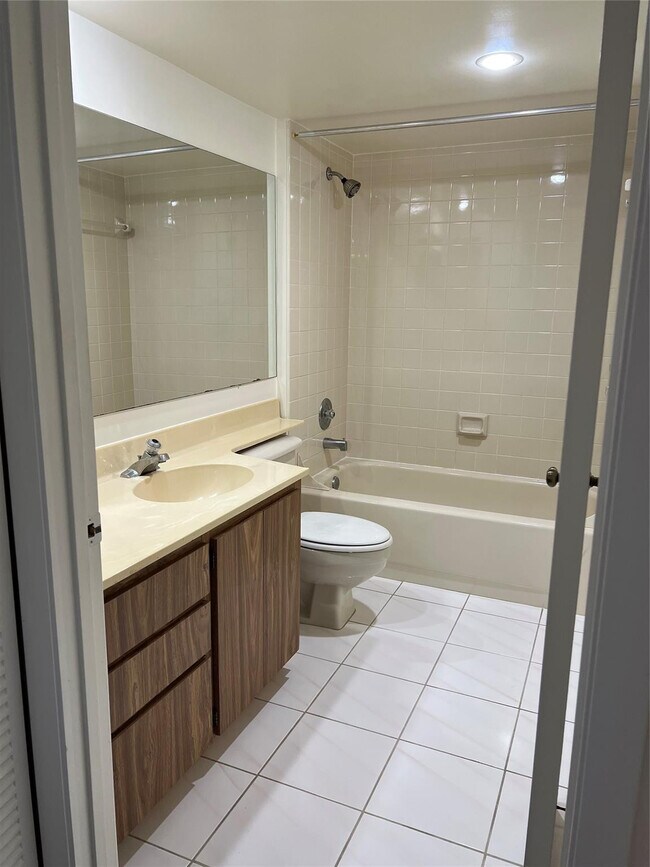 Building Photo - 1526 Whitehall Dr