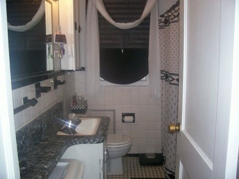 Full Bath w/ Tub and Shower - 11742 Beaconsfield St