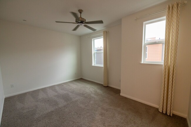 Building Photo - Modern 3-Story Townhome with 3 Bedrooms & 3 Baths – Prime North San Jose Location