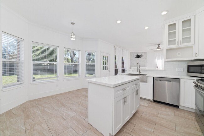 Building Photo - 5214 Bay Pines Dr