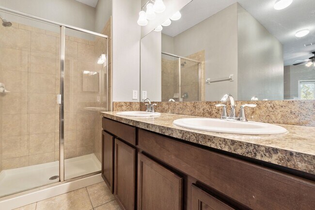 Building Photo - 4/2.5 Town Home w/ Loft and Office in Harr...