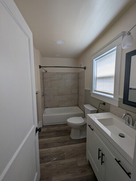 Main Bath - 2214 Hamilton Rd