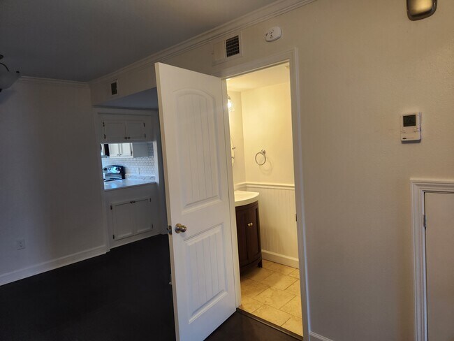 Building Photo - 434 Longwood Ct