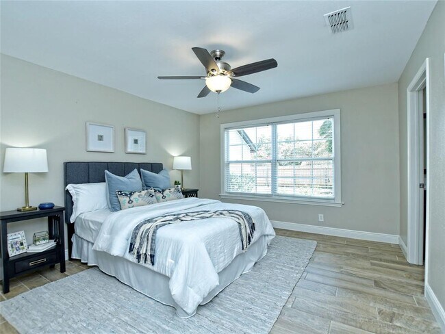 Building Photo - 4301 Balcones Woods Dr