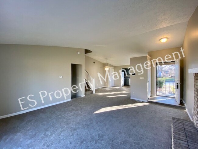 Building Photo - Stunning 4 Bedroom 2 Bathroom Tri-Level Ho...