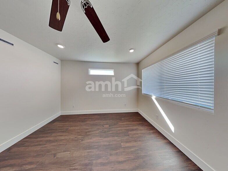 Building Photo - 1304 N Barkvine Ave