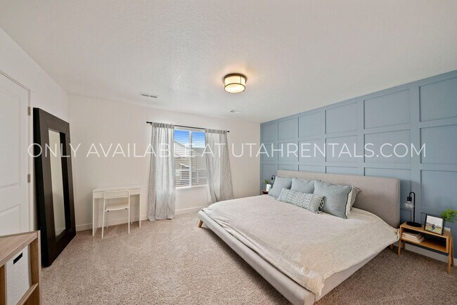 Building Photo - 341 N Angus Dr