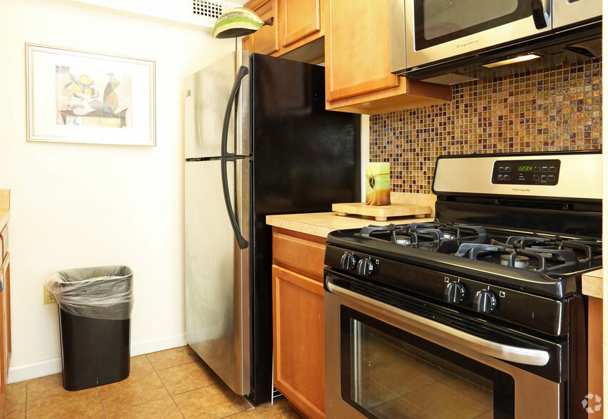 Kitchen - Royal Mace Apartments