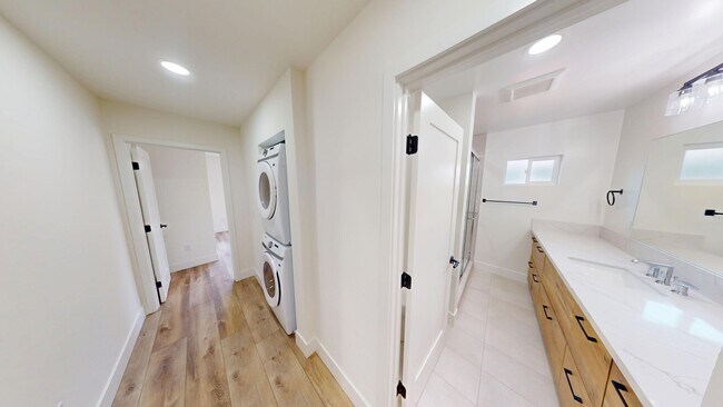 Building Photo - Newly Renovated 6 bed house on 63rd! (Leas...