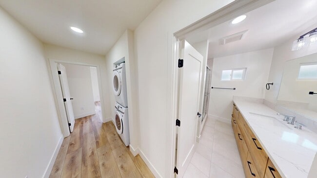 Building Photo - Newly Renovated 6 bed house on 63rd!